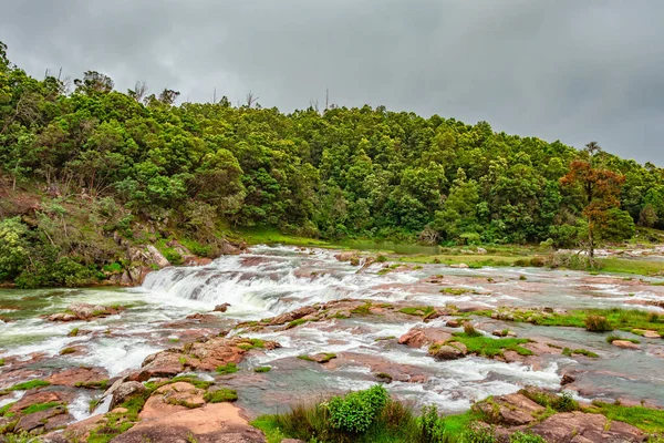 Cascada Con Roca Roja Verde Exuberante Imagen Ángulo Plano Del — Foto de Stock