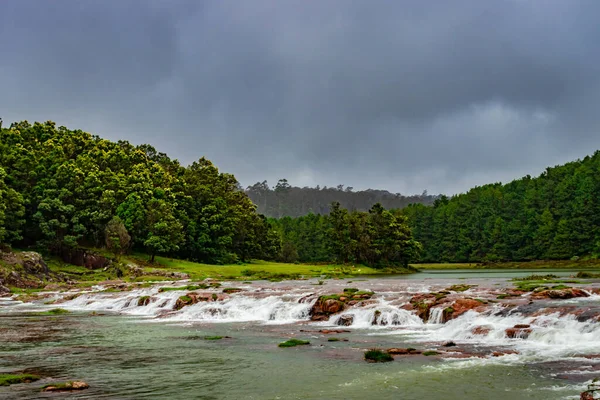 Cascada Con Roca Roja Verde Exuberante Imagen Ángulo Plano Del — Foto de Stock