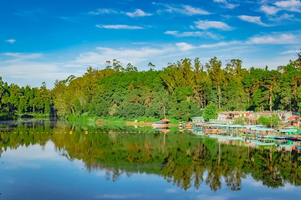 Lac Vierge Avec Reflet Vert Eau Forêt Ciel Bleu Vif — Photo