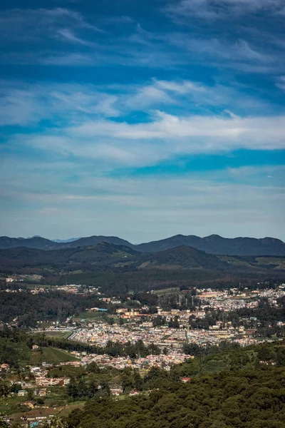 Dağ sırası ve tepeden gündüz görüntüsü ile şehir manzarası Doddabetta Peak Ooty India 'dan alınmıştır. Ooty City 'nin arka plandaki kuş bakışı görüntüsünü gösteriyor..