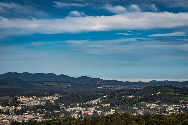 Dağ sırası ve tepeden gündüz görüntüsü ile şehir manzarası Doddabetta Peak Ooty India 'dan alınmıştır. Ooty City 'nin arka plandaki kuş bakışı görüntüsünü gösteriyor..