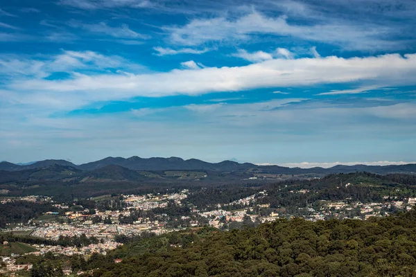 Dağ sırası ve tepeden gündüz görüntüsü ile şehir manzarası Doddabetta Peak Ooty India 'dan alınmıştır. Ooty City 'nin arka plandaki kuş bakışı görüntüsünü gösteriyor..