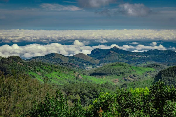 Catena Montuosa Con Strati Nuvole Immagine Verde Foresta Preso Sud — Foto Stock