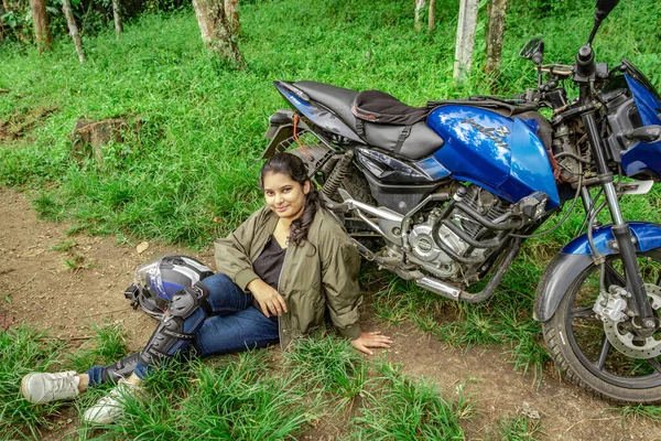 Flicka Solo Ryttare Sitter Avlägsna Spår Med Motorcykel Och Hjälm — Stockfoto