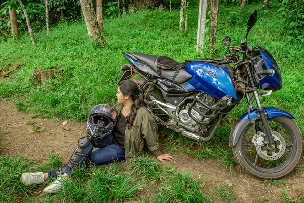 Κορίτσι Σόλο Αναβάτη Κάθεται Απομακρυσμένες Διαδρομές Μοτοσικλέτα Και Κράνος Από — Φωτογραφία Αρχείου