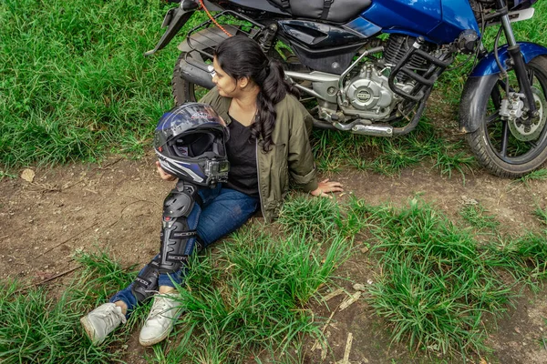 Chica Jinete Solo Sentado Senderos Remotos Con Motocicleta Casco Desde —  Fotos de Stock