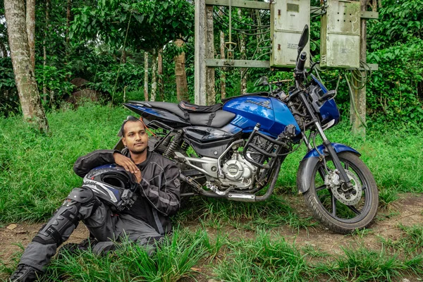 Mann Soloreiter Sitzt Abgelegenen Wanderwegen Mit Motorrad Und Helm Aus — Stockfoto