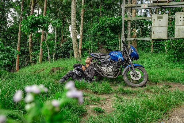 Mann Soloreiter Sitzt Abgelegenen Wanderwegen Mit Motorrad Und Helm Aus — Stockfoto