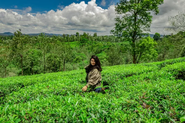 Дівчина Позує Зеленому Чайному Саду Яскравим Фоновим Зображенням Неба Взята — стокове фото