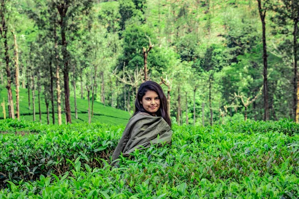 Gadis Berpose Kebun Teh Hijau Dengan Gambar Latar Belakang Langit — Stok Foto