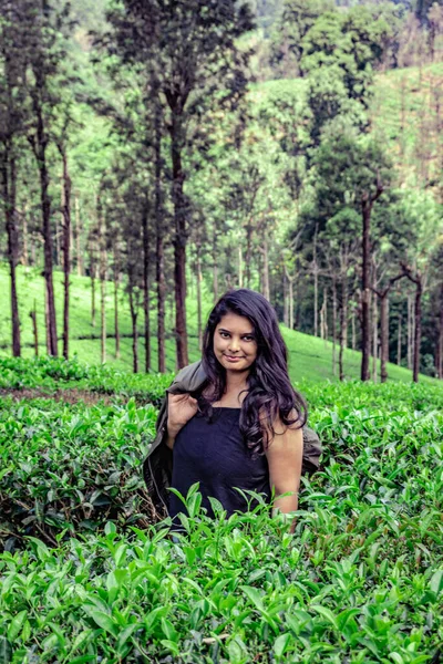 Dziewczyna Pozowanie Zielony Ogród Herbaty Jasnym Niebem Tle Obraz Jest — Zdjęcie stockowe