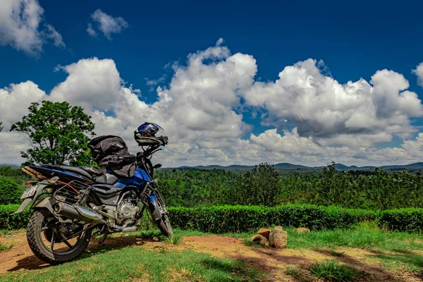 Motocykl Zaparkowany Odległych Szlaków Obrazu Ogród Herbaciany Pokazuje Miłość Odkrywania — Zdjęcie stockowe