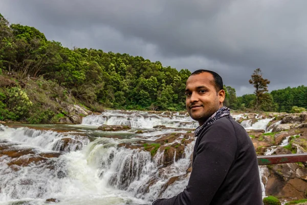 Mann Isoliert Bei Heiterem Wasserfall Mit Sattgrünem Waldbild Wird Bei — Stockfoto