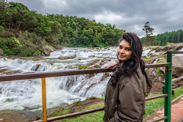 Mädchen Isoliert Stehend Heiteren Wasserfall Mit Sattgrünem Waldbild Wird Bei — Stockfoto