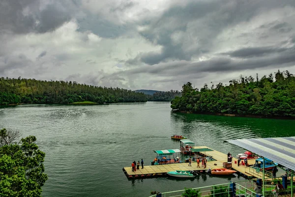 10 Mayıs 2020 'de Pykara Gölü Ooty Tamilnadu Hindistan' da sabah görüntüsünde orman suyu yansıması ile el değmemiş göl çekilmiştir..
