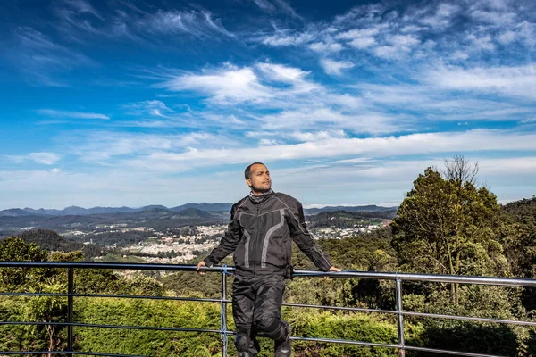 Mann Isoliert Mit Erstaunlichem Blauen Himmel Und Gebirgskette Von Hügel — Stockfoto