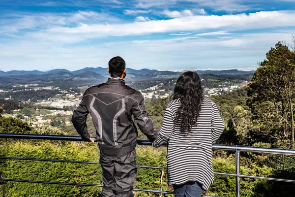 Pasangan Terisolasi Dengan Pemandangan Kota Dan Pegunungan Dari Puncak Bukit — Stok Foto