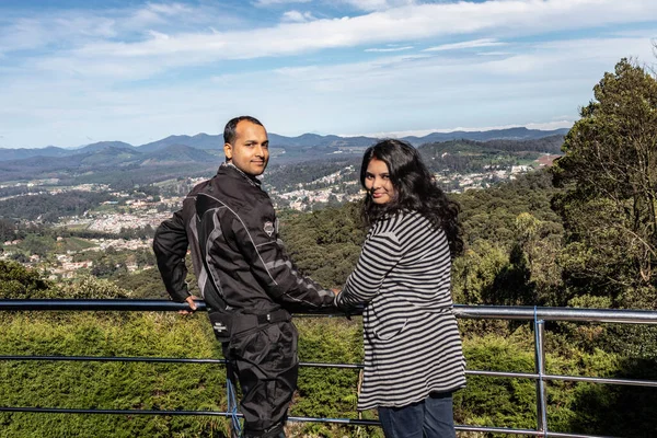 Paar Isoliert Mit Blick Auf Die Stadt Und Bergkette Von — Stockfoto