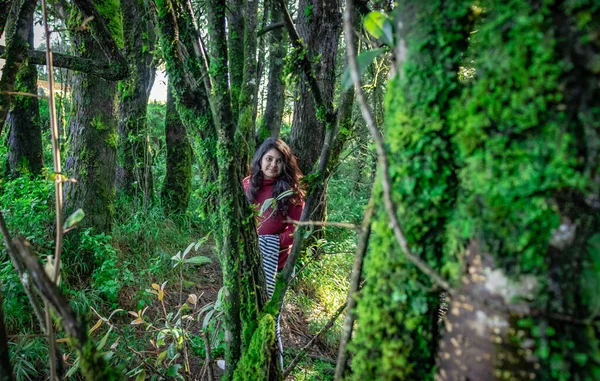 Девушка Густым Тропическим Лесом Водорослями Фоновом Изображении Ствола Дерева Снята — стоковое фото