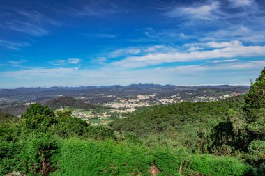 Dağ sırası ve tepeden gündüz görüntüsü ile şehir manzarası Doddabetta Peak Ooty India 'dan alınmıştır. Ooty City 'nin arka plandaki kuş bakışı görüntüsünü gösteriyor..