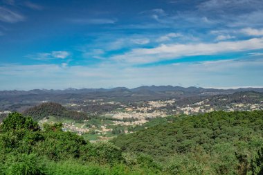 Dağ sırası ve tepeden gündüz görüntüsü ile şehir manzarası Doddabetta Peak Ooty India 'dan alınmıştır. Ooty City 'nin arka plandaki kuş bakışı görüntüsünü gösteriyor..