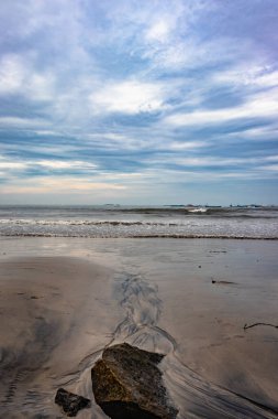 Sabahın erken saatlerinde deniz dalgalarıyla deniz manzarası Murdeshwar Karnataka Hindistan 'da çekilmiş. Karnataka 'da kutsal olduğu kadar turistik bir yerdir..