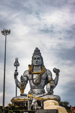 Shiva heykeli Murdeshwar Tapınağı 'nda izole edildi. Yakın çekim görüntüleri, Murdeshwar Karnataka Hindistan' da sabahın erken saatlerinde çekildi. Dünyanın en uzun Shiva heykellerinden biridir..