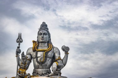 Shiva heykeli Murdeshwar Tapınağı 'nda izole edildi. Yakın çekim görüntüleri, Murdeshwar Karnataka Hindistan' da sabahın erken saatlerinde çekildi. Dünyanın en uzun Shiva heykellerinden biridir..