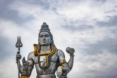Shiva heykeli Murdeshwar Tapınağı 'nda izole edildi. Yakın çekim görüntüleri, Murdeshwar Karnataka Hindistan' da sabahın erken saatlerinde çekildi. Dünyanın en uzun Shiva heykellerinden biridir..