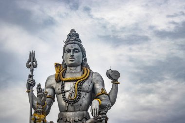Shiva heykeli Murdeshwar Tapınağı 'nda izole edildi. Yakın çekim görüntüleri, Murdeshwar Karnataka Hindistan' da sabahın erken saatlerinde çekildi. Dünyanın en uzun Shiva heykellerinden biridir..