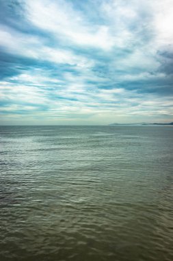 Deniz ufku sabahın erken saatlerinde düz açılı görüntüden sabahın erken saatlerinde çekilir. Doğanın güzel deniz manzarasını gösteriyor..