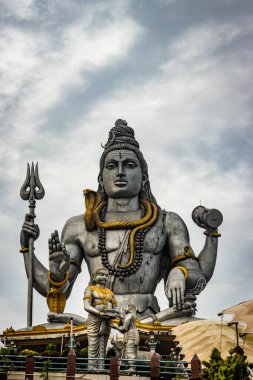 Shiva heykeli Murdeshwar Tapınağı 'nda izole edilmiş. Düşük açılı görüntüden yakın çekim. Sabahın erken saatlerinde Murdeshwar Karnataka Hindistan' da çekiliyor. Dünyanın en uzun Shiva heykellerinden biridir..