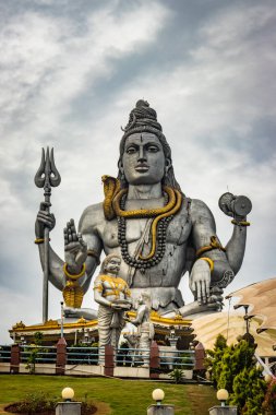 Shiva heykeli Murdeshwar Tapınağı 'nda izole edilmiş. Düşük açılı görüntüden yakın çekim. Sabahın erken saatlerinde Murdeshwar Karnataka Hindistan' da çekiliyor. Dünyanın en uzun Shiva heykellerinden biridir..