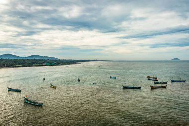 Denizdeki balıkçı tekneleri sabahın erken saatlerinde Murdeshwar Karnataka Hindistan 'da çekiliyor. Karnataka 'da kutsal olduğu kadar turistik bir yerdir..