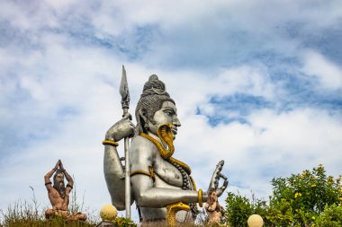 Shiva heykeli Murdeshwar Tapınağı 'nda izole edildi. Yakından çekilen görüntüler Murdeshwar Karnataka Hindistan' da sabahın erken saatlerinde çekildi. Dünyanın en uzun Shiva heykellerinden biridir..
