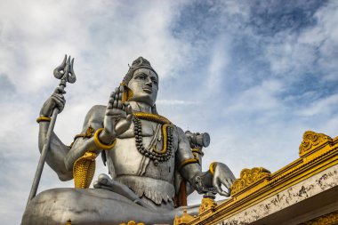 Shiva heykeli Murdeshwar Tapınağı 'nda izole edilmiş. Düşük açılı görüntüden yakın çekim. Sabahın erken saatlerinde Murdeshwar Karnataka Hindistan' da çekiliyor. Dünyanın en uzun Shiva heykellerinden biridir..