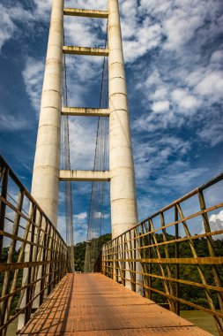 Honnavar Karnataka Hindistan 'da farklı açılardan çekilmiş parlak mavi gökyüzü ile izole edilmiş asma demir kablo köprüsü. Modern mühendisliğin güzel bir örneği..