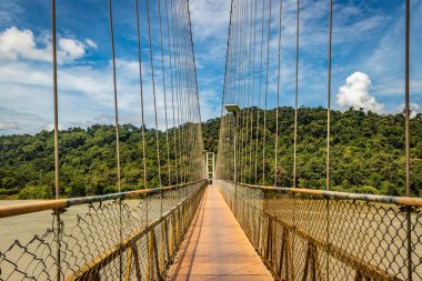 Honnavar Karnataka Hindistan 'da farklı açılardan çekilmiş parlak mavi gökyüzü ile izole edilmiş asma demir kablo köprüsü. Modern mühendisliğin güzel bir örneği..