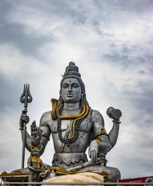 Shiva heykeli Murdeshwar Tapınağı 'nda izole edildi. Yakın çekim görüntüleri, Murdeshwar Karnataka Hindistan' da sabahın erken saatlerinde çekildi. Dünyanın en uzun Shiva heykellerinden biridir..