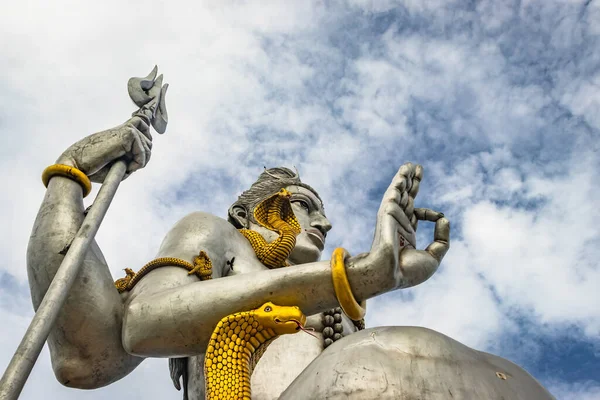 ムルデシュワーラ寺院に隔離されたシヴァ像は 低角度の画像からのショットを閉じて早朝にムルデシュワーラカルナータカインドで撮影されています 世界で最も高いシヴァ像の一つです — ストック写真