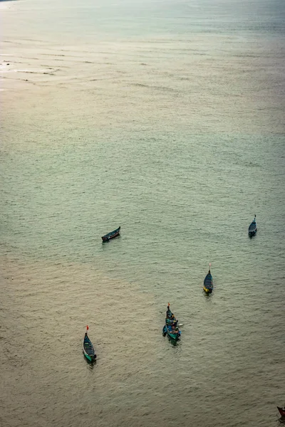 Рыбацкие Лодки Изолированы Многие Глубоководных Воздушных Снимков Снимок Делается Murdeshwar — стоковое фото