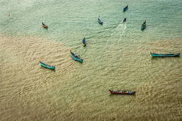 Рыбацкие Лодки Изолированы Многие Глубоководных Воздушных Снимков Снимок Делается Murdeshwar — стоковое фото
