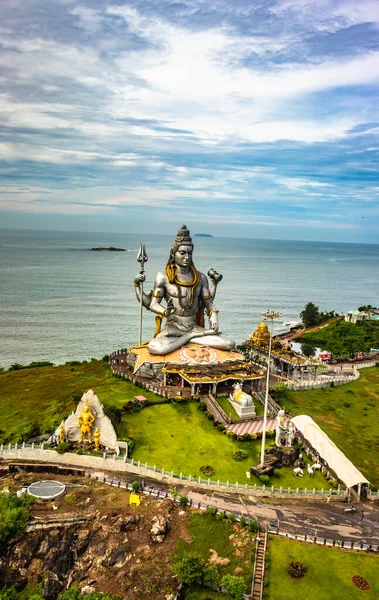 Murdeshwar Tapınağı 'ndaki Shiva heykeli. Arka planda Arap denizi olan havadan çekimleri Murdeshwar Karnataka Hindistan' da çekiliyor. Dünyanın en uzun Shiva heykellerinden biridir..