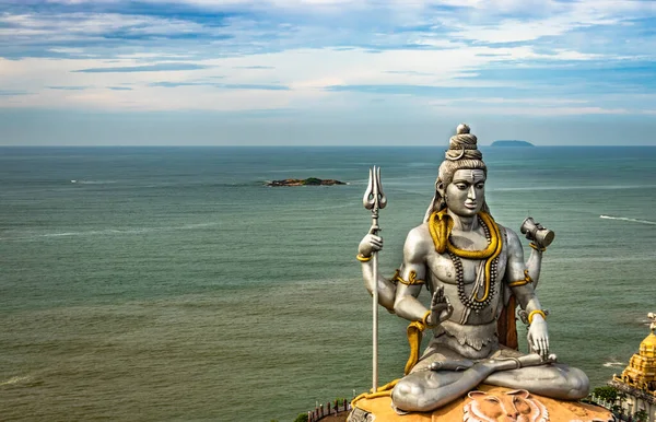Murdeshwar Tapınağı 'ndaki Shiva heykeli. Arka planda Arap denizi olan havadan çekimleri Murdeshwar Karnataka Hindistan' da çekiliyor. Dünyanın en uzun Shiva heykellerinden biridir..