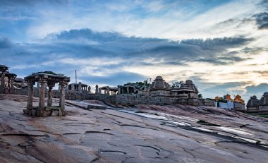 Hampi Karnataka Hindistan 'da inanılmaz dramatik gökyüzü görüntüsüyle antik taş sanatını harap ediyor. Hampi 'deki etkileyici mimariyi gösteriyor..