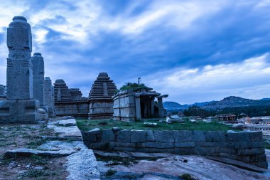 Hampi, Hindistan 'daki Hampi Karnataka' da dramatik gökyüzü açısıyla çekilmiş antik taş sanatını harabeye çeviriyor. Hampi 'deki etkileyici mimariyi gösteriyor..