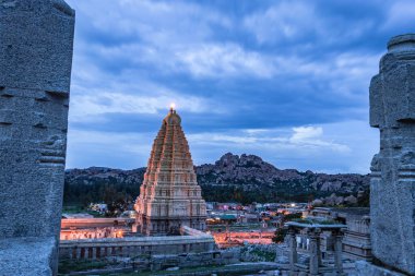 Shree virupaksha tapınağı akşam çekimlerinde parlak dramatik gökyüzü arkaplanına sahip Hampi Karnataka Hindistan 'da çekilmiştir. Hampi 'deki etkileyici mimariyi gösteriyor..