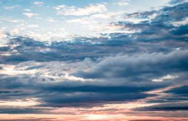 Matanga Hill hampi karnataka Hindistan 'da sabah düz açılı dramatik ve renkli bir gökyüzü çekiliyor. Buradan manzara sakin ve nefes kesici..