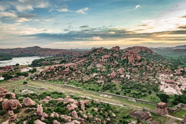 Matanga Hill hampi karnataka Hindistan 'da sabah düz açıyla çekilen dramatik gökyüzü ile dağ gündoğumu alevleri. Buradan manzara sakin ve nefes kesici..