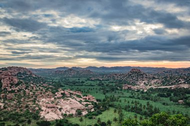 Sabah düz açılı dramatik gökyüzü ile dağ gündoğumu Matanga Hill Hampi Karnataka Hindistan 'da çekiliyor. Buradan manzara sakin ve nefes kesici..